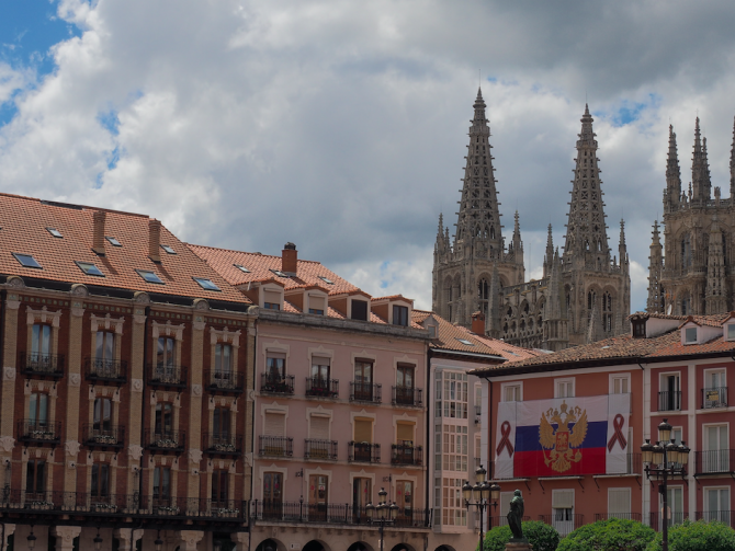 Edificio con la bandera rusa en Burgos (RT)
