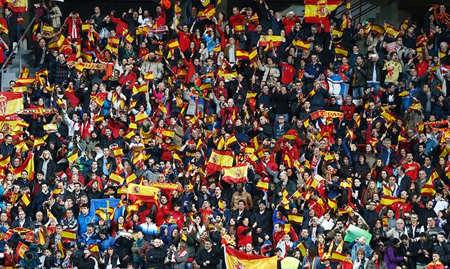 Banderas españolas en el estadio del Sevilla.