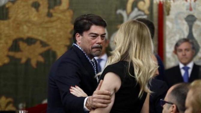 Luis Barcala, nuevo alcalde, saluda a Eva Montesinos en el pleno