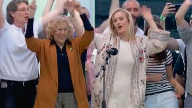 Cifuentes bailando junto a Carmena en el orgullo gay.