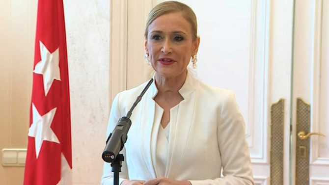 Cifuentes anunciando hoy su dimisión.