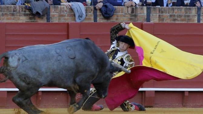 Manuel Escribano, en una larga cambiada de rodillas al quinto toro