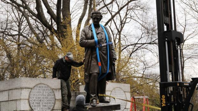 La estatua de James Marion Sims, en el momento de su retirada 