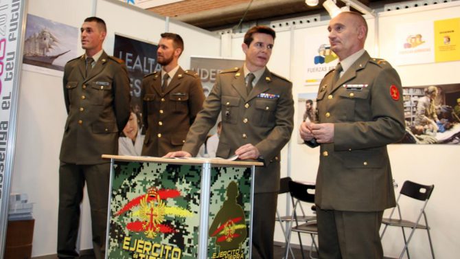 Militares en Expojove.