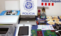 Documentación fraudulenta incautada por la Policía y los Mossos d'Esquadra