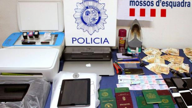 Documentación fraudulenta incautada por la Policía y los Mossos d'Esquadra