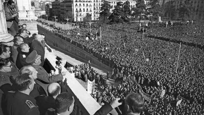 Multitudinaria manifestación contra Europa en la plaza de Oriente.
