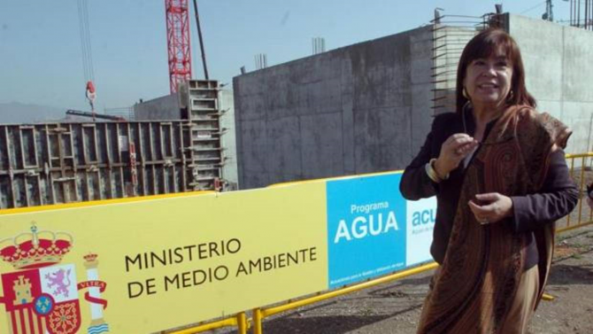 Cristina Narbona durante una visita en 2008 a las obras de la desaladora de Águilas (Murcia)