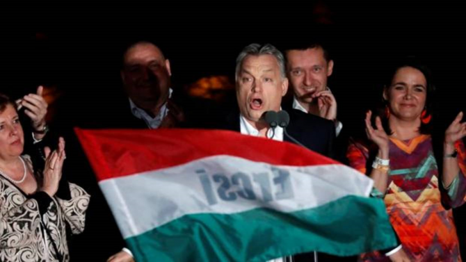 El primer ministro húngaro, Viktor Orban, celebra su triunfo arrollador