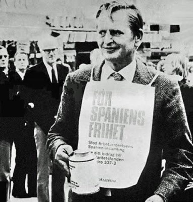 El primer ministro sueco Olof Palme pidiendo dinero hucha en mano en apoyo de ETA.