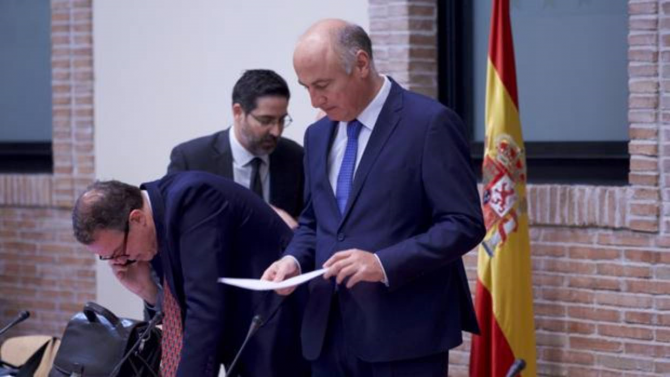 Fernando Benzo, acompañado por Luis Lafuente y Antonio Amorós, presidió la reunión