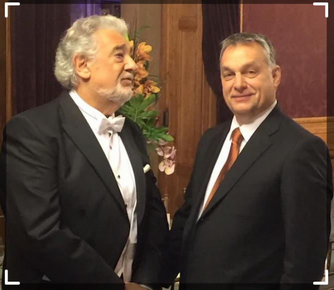 Plácido Domingo saluda a Viktor Orban