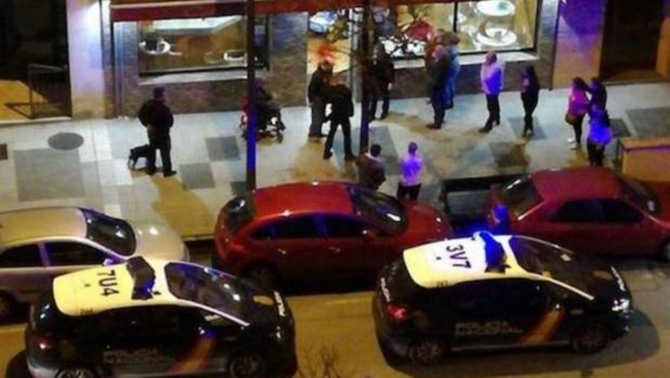 Varios coches de Policía en el local - EL COMERCIO