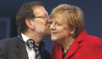 Rajoy besa a Merkel.