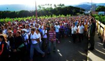 Centenares de personas caminan por el puente fronterizo "Simón Bolívar" entre Colombia y Venezuela.