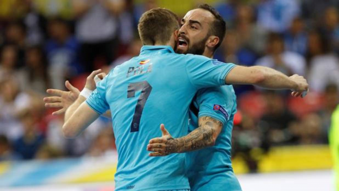 Ricardinho celebra con Pola un gol del Inter