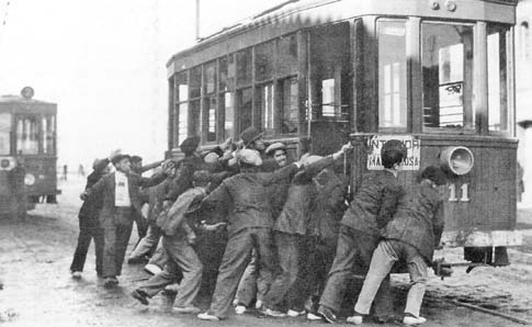 Trabajadores valencianos inmovilizando un tranvía durante la huelga golpista de 1933