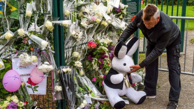 Un hombre coloca un muñeco en un memorial dedicado a la niña asesinada