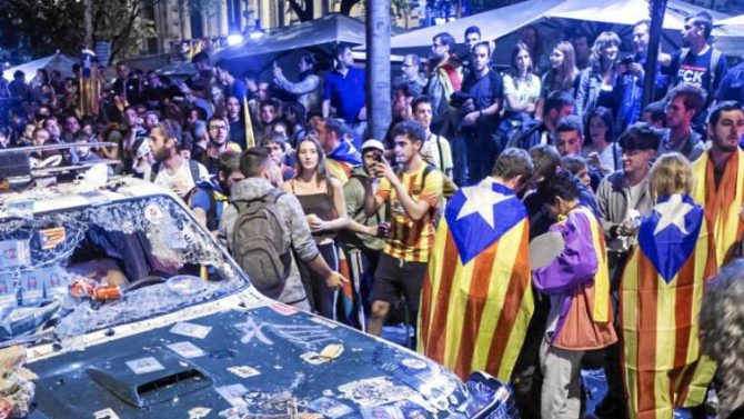 Así quedó uno de los coches de la Guardia Civil durante el registro de la sede de Economía.