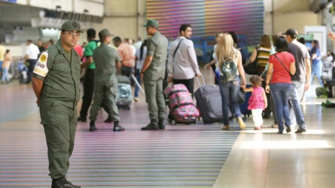 GNB controlan a los pasajeros que caminan por el Aeropuerto Internacional Simón Bolívar (ABC)