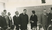 José Luis Villar Palasí, en el centro, durante una visita a un colegio de Madrid en 1969