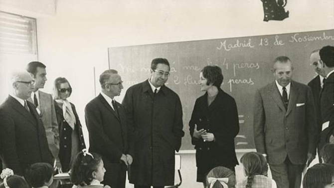 José Luis Villar Palasí, en el centro, durante una visita a un colegio de Madrid en 1969 