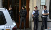 Agentes de la Guardia Civil y de los mossos a las puertas de un edificio de la Generalitat