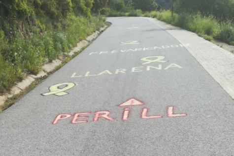 Imagen de las pintadas en la carretera de acceso a la Escuela Judicial en Barcelona (APM Cataluña)