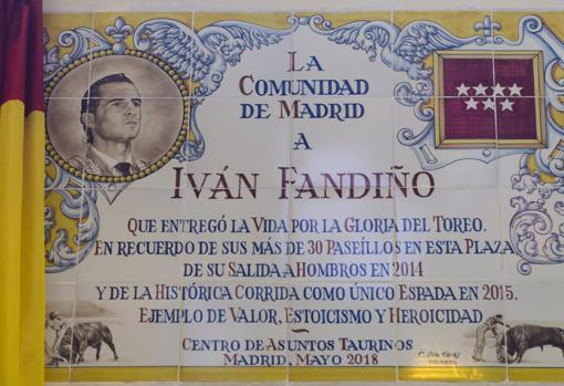 Azulejo en memoria de Fandiño