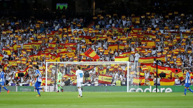 Banderas españolas en el Bernabéu.