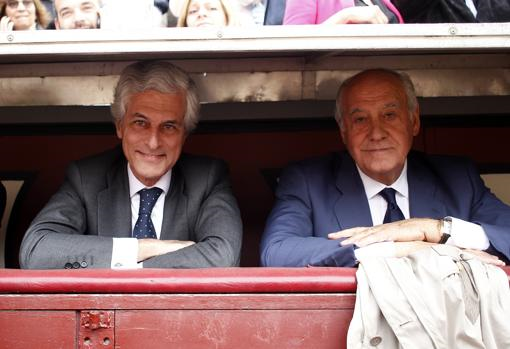 Adolfo Suárez y Ramón Valencia, en el burladero