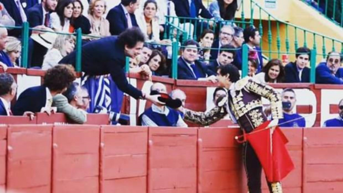 Andrés Roca Rey brindó en Jerez una faena de rabo a Andrés Calamaro -