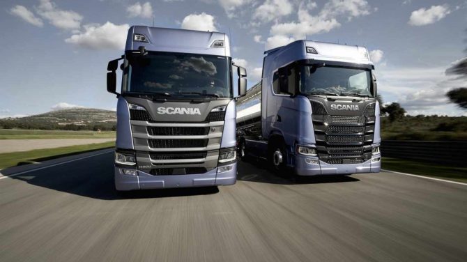 Dos camiones de transporte circulan por carreteras españolas.