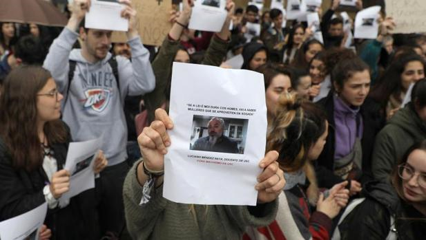 Varios estudiantes protestan contra el profesor y exhiben su imagen