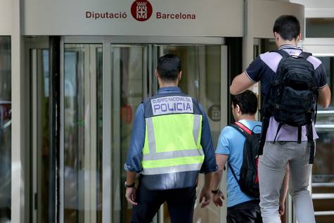 Agentes de policía entrando a la Diputación de Barcelona