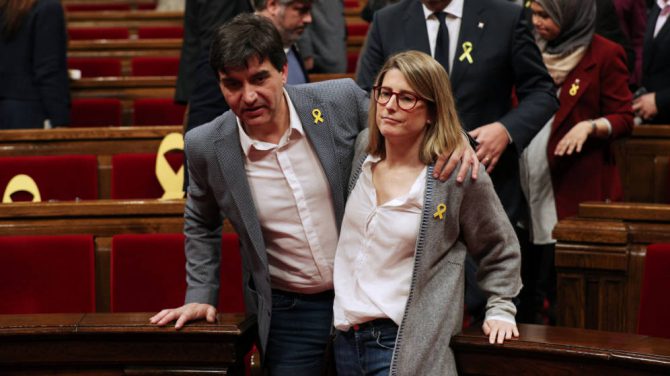 La líder de JxCAT, Elsa Artadi, abandona el Parlament con el portavoz de ERC, Sergi Sabrià. 