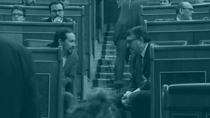 El portavoz del PNV, Aitor Esteban, conversa con el líder de Podemos, Pablo Iglesias.