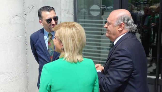 Joaquín Galve, a la dcha., frente al Palacio de Justicia de Pamplona