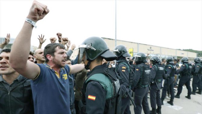 Separatistas catalanes increpan a guardias civiles.