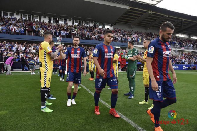 Los jugadores del Nástic le hacen el pasillo a los del Huesca previo al partido. 