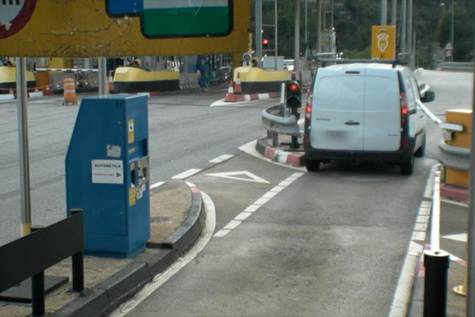 Momento en el que la furgoneta embiste una barrera del peaje/ Mossos d'Esquadra