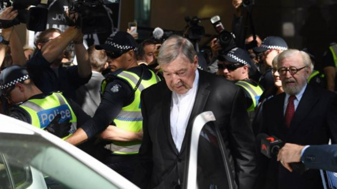 El cardenal George Pell sale del Tribunal de Magistrados de Melbourne