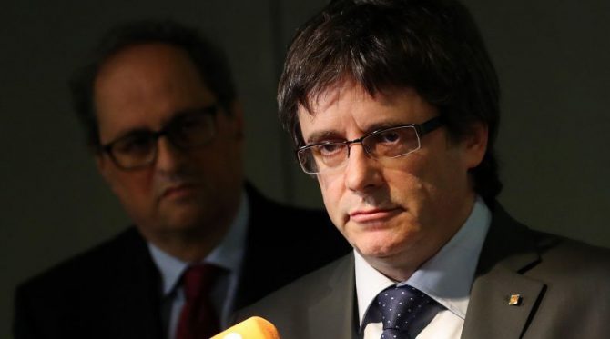 Puigdemont y Torra, en segundo plano.