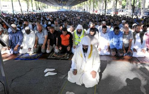 Catalanes rezando en Lérida.