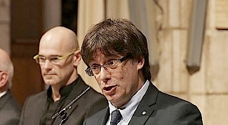 Carles Puigdemont. En segundo término, Raúl Romeva.