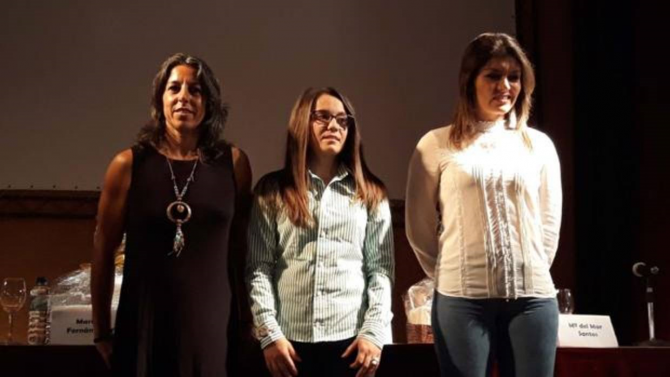 Ana Amalia, María Fernández y María del Mar Santos, durante su charla en Esparragosa de Lares (ABC)