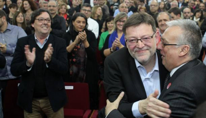 Agustín Navarro abraza a Ximo Puig en una imagen tomada en 2014 