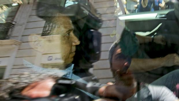 Eduardo Zaplana, fotografiado al abandonar su vivienda