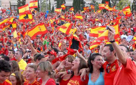 Aficionados viendo un partido de España en Benidorm