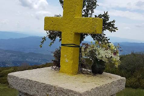 La Cruz del tozal de Asba pintada de amarillo (Heraldo)